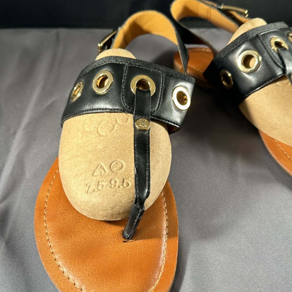 Tommy Hilfiger thong sandals in black with gold circle detail - Picture 2 of 4